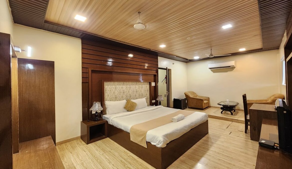 Budget Hotels in Kanpur with bar and restaurant