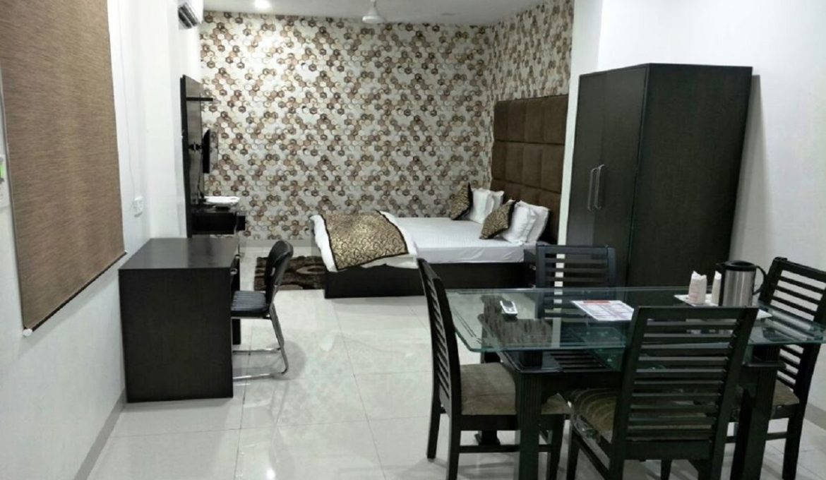 Hotel near market in Kanpur